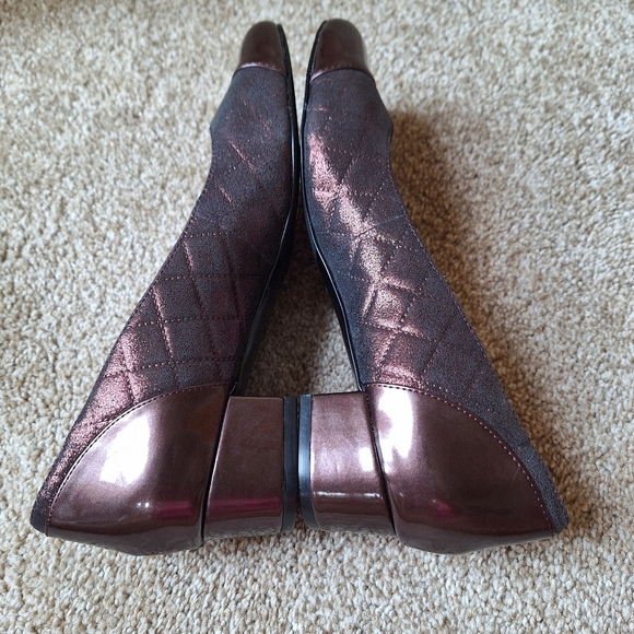 NWOT Trotters Danelle Burgundy Shimmer/Patent Pump. Womens size 7.5N - Picture 7 of 10
